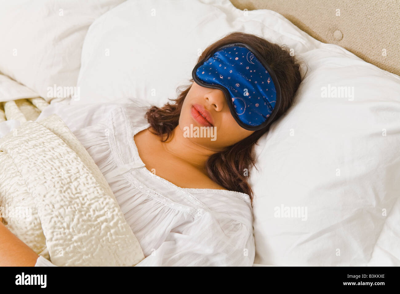 sleep-mask-dark-room.jpg